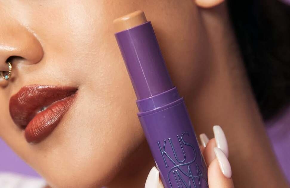Cari yang Praktis? Intip 3 Rekomendasi Foundation Stick Lokal di Bawah 200 Ribu!
