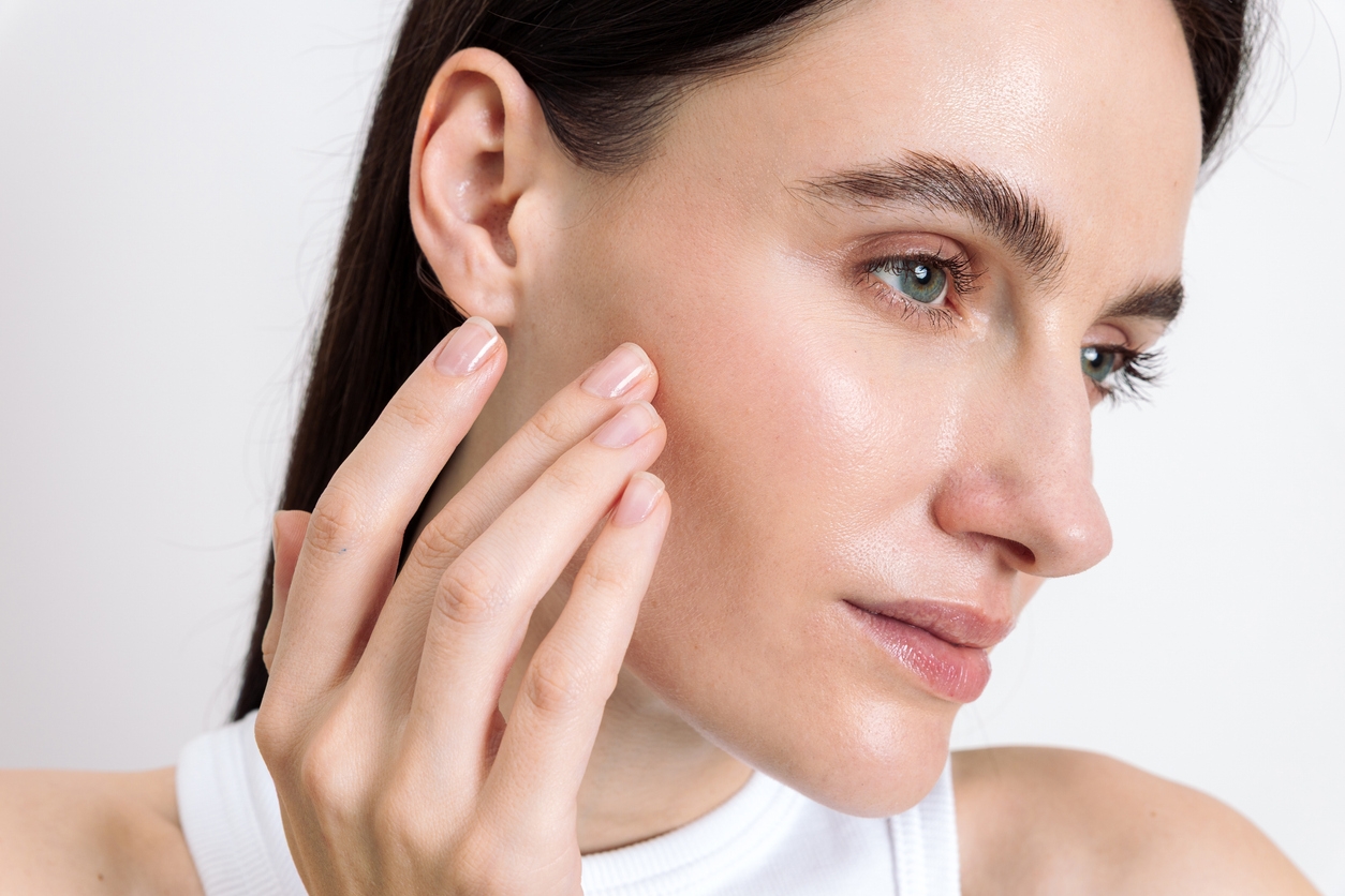 Cuaca Berubah, Kulit Ikutan Breakout? Ini Cara Menyesuaikan Skincare Routine