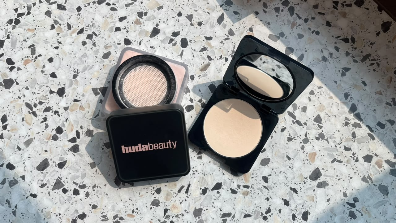 Review Huda Beauty Easy Bake Loose Powder vs Pressed Powder