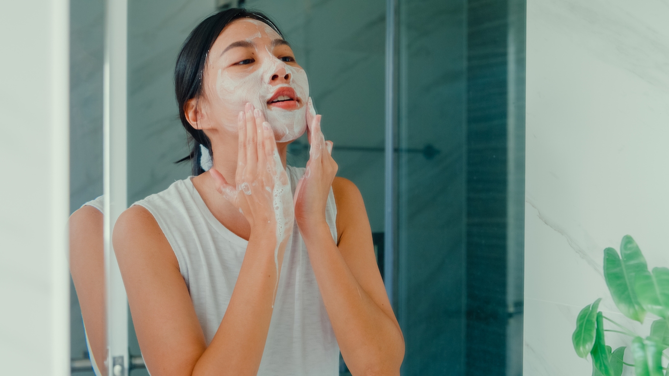 Sering Dilakukan Tanpa Sadar, Ini 7 Bad Habits yang Bisa Bikin Kondisi Kulit Makin Bermasalah