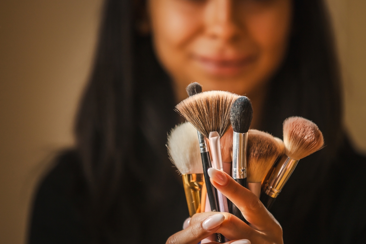 Jangan Cuma Nunggu Kotor, Ini Seberapa Sering Makeup Tools Harus Dicuci!