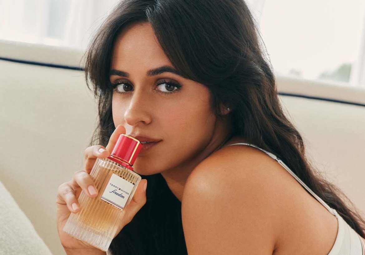 Camila Cabello Memesona sebagai Wajah Baru Tommy Hilfiger Fragrance "Freedom"